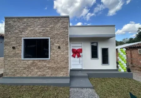 Casa recién entregada con moño y globos
