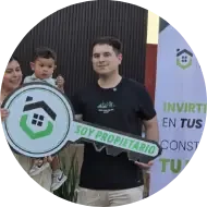 Familia con su hijo, ya propietarios